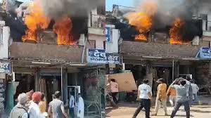 फर्नीचर दुकान में लगी भीषण आग : सारा सामान हुआ जलकर खाक, अब तक नहीं पहुंची फायर ब्रिगेड की टीम