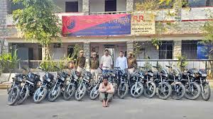दुर्ग के पीछे जंगल में छिपा रखे थे चोरी के वाहन, 15 बाइक बरामद, एक गिरफ्तार