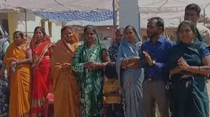 पंचायत चुनाव : महिला प्रत्याशियों ने पेश की एकता की मिसाल, विकास के मुद्दों पर मतदाताओं से मांग रही समर्थन