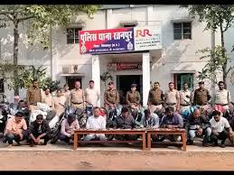 जंगल में जुआरियों की महफिल पर पुलिस की रेड, 11 लोग पकड़ाए