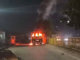 पेट्रोल पंप के पास ट्रक में लगी आग, जलकर वाहन खाक