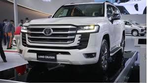 Toyota की SUV Land Cruiser 300 के लिए बुकिंग हुई शुरू, दमदार इंजन के साथ कैसे हैं फीचर्स और कीमत