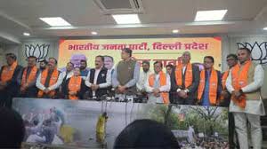 दिल्ली विधानसभा चुनाव से पहले AAP को झटका, 8 विधायक समेत कई नेता BJP में शामिल