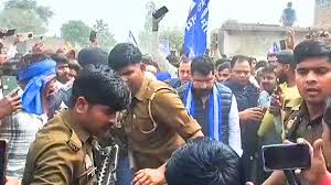मथुरा में चंद्रशेखर के काफिले पर बाइक सवारों ने किया पथराव, दो घायल; समर्थकों का हंगामा