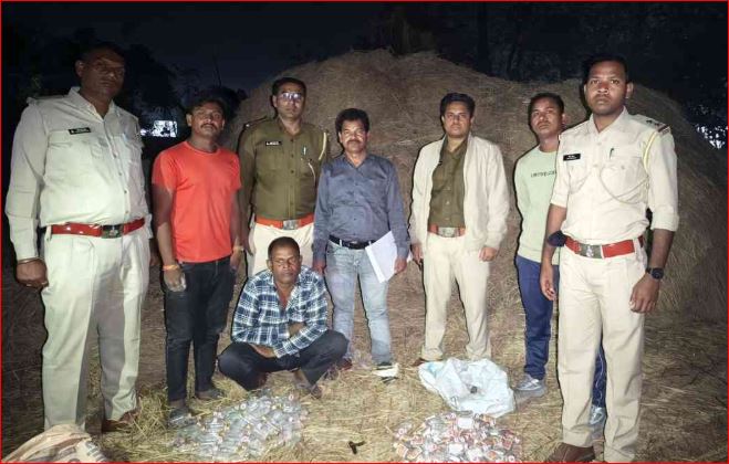 आबकारी विभाग की छापेमारी, निर्दलीय प्रत्याशी के भाई के घर से शराब बरामद