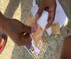 पार्षद प्रत्याशी ने पकड़े जाने पर पैसों से भरा लिफाफा नाली में फेंका