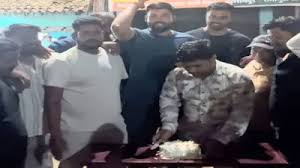 सड़क पर मना मंत्री का बर्थडे : समर्थकों ने काटा केक, जमकर की आतिशबाजी, कांग्रेसियों ने उठाया सवाल