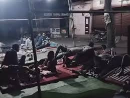 वित्तमंत्री के जिले में रोड बनवाने 40 घंटे से धरना,महिला-बच्चे भी उतरे