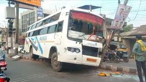 डिवाइडर पर चढ़ी बस, मची चीख पुकार, सिहावा चौक में हादसा