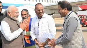 चंद्राकर-मूणत से मिलकर गदगद हुए मोदी : स्वागत करने वालों की लंबी कतार में काफी पीछे खड़े थे, दृश्य बना चर्चा का विषय