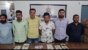 जांजगीर-चांपा पुलिस की बड़ी कार्रवाई, जुआ खेलते आठ जुआरी गिरफ्तार