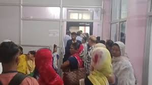 हड़ताल पर बैठे मेडिकल कॉलेज अस्पताल के सफाई कर्मी, कहा-नियमित करें सरकार