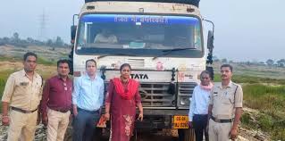 एसडीएम-तहसीलदार ने आरंग महानदी में मारी रेड, रेत का अवैध परिवहन रोका गया