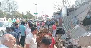 कॉम्प्लेक्स में हादसा, दीवार ढहने से कारोबारी सहमे