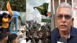 क्या सीरिया बन चुका है कोलकाता’, हरे झंडों से पट गई कोलकाता की सड़क, बस से उतरवा दिए गए भगवा झंडे; बीजेपी भड़की