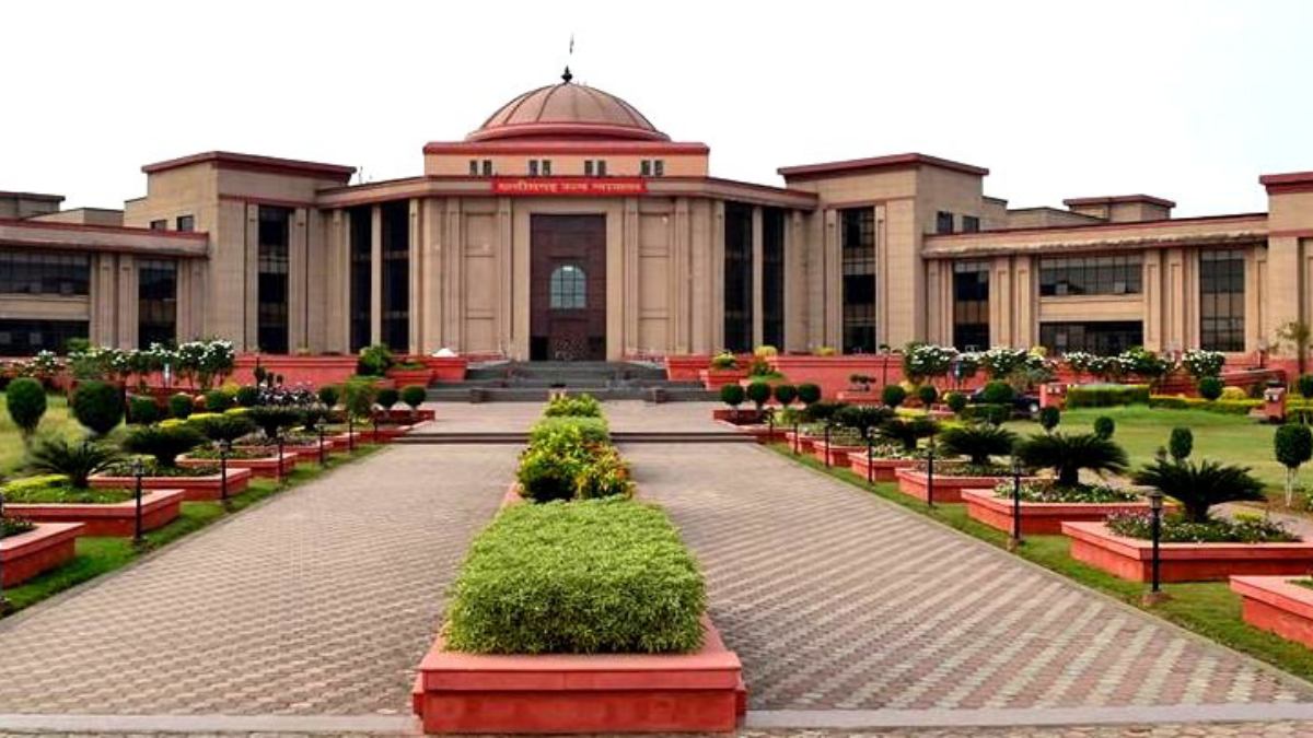 जिला सहकारी केंद्रीय बैंक के 29 कर्मचारियों का सेवा समाप्ति आदेश हाईकोर्ट ने किया निरस्त, जानें पूरा मामला