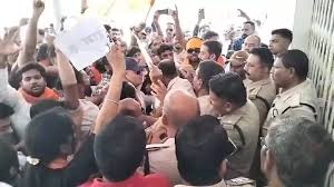 सिविल लाइन थाने में हंगामा, हिंदूवादी नेता के खिलाफ हुई कार्रवाई का विरोध
