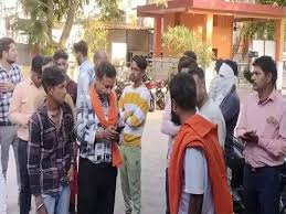 चाचा ने मूकबधिर लड़की से की छेड़छाड़, लोगों ने पहले आराेपी की पिटाई की फिर पुलिस को सौंपा