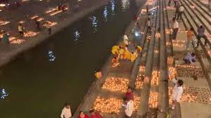 रामनवमी पर 2 लाख दीयों से जगमग हुई अयोध्या, रामलला के दर्शन को पहुंचे 5 लाख लोग