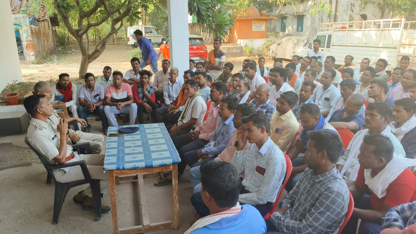 अनुविभागीय अधिकारी द्वारा माल वाहक वाहनों के मालिकों व चालकों का मीटिंग आयोजित
