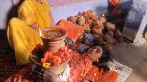 देवी के प्रति अनोखी आस्था : महिला ने अपने पेट पर स्थापित किया ज्योति कलश, पिछले 7 दिनों से कर रही कठोर तपस्या 
