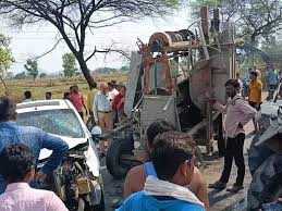 मिक्सर मशीन से कार की हुई टक्कर, सवार थे 10 लोग