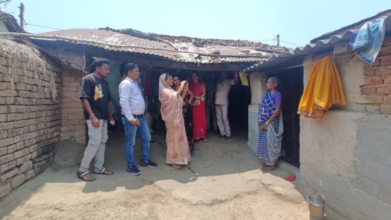 मोर दुआर-साय सरकार आवास प्लस के तहत जैजैपुर जनपद अध्यक्ष पुष्पा खुंटे ने किया सर्वे