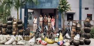 पुलिस ने अवैध कारखाने में मारी रेड, बनाया जा रहा था महुआ शराब