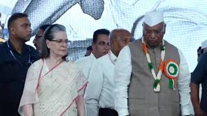 कांग्रेस में खड़गे की नहीं, सोनिया गांधी की चलती है? अनजाने में राष्ट्रीय अध्यक्ष ने खोल दिया अंदर का राज