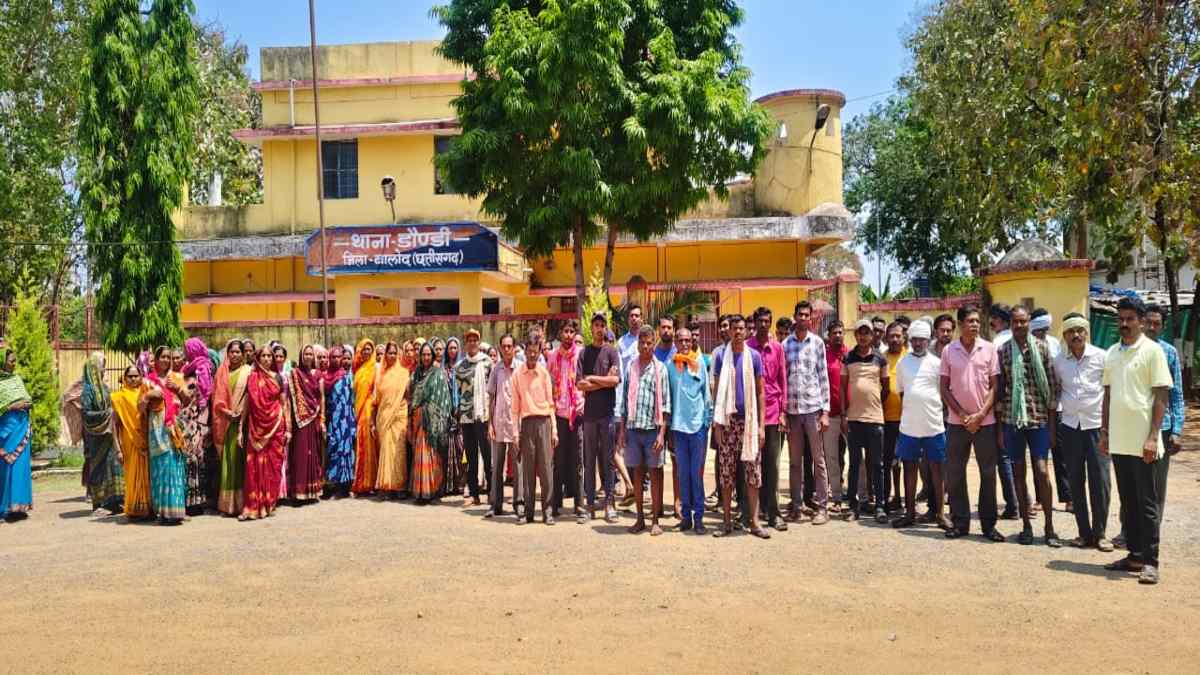 आग में झुलसकर महिला की मौत, ग्रामीणों ने किया थाने का घेराव, पति पर लगाया हत्या का आरोप