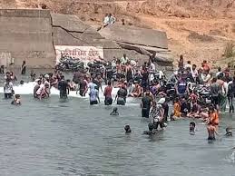 प्रतिबंध के बावजूद स्टाप डैम में नहा रहे लोग, जान जाने का खतरा
