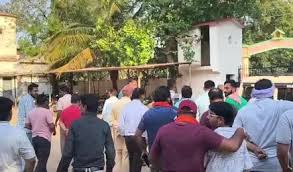 शहर के बीच चौक में मुस्लिम युवक की पिटाई, दुष्कर्म से गर्भवती हुई हिंदू युवती, चप्पलों का माला पहनाकर घुमाया