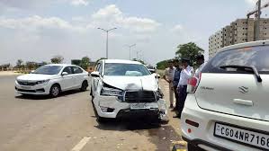 अधिकारी की इनोवा कार ने मारुति सेलेरियो को मारी ठोकर, 4 लोग घायल