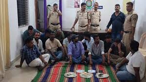 जुए की महफिल में पुलिस का छापा! फार्महाउस से 15 जुआरी गिरफ्तार, लाखों की रकम जब्त