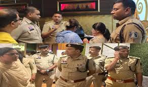 स्पा सेंटर की आड़ में देह व्यापार, बाहर से बुलाई जाती थी लड़कियां, फोन पर होती थी डील