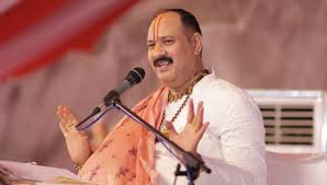 लड़कियों की नाभि पर बयान देकर फंसते नजर आ रहे है कथा वाचक प्रदीप मिश्रा