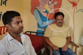 घूसखोर पटवारी को दबोचने घर पहुंची लोकायुक्त, 5 हजार रिश्वत की रकम चबाकर खा गए पिता, अधिकारी भी रह गए हैरान