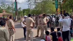 एसडीएम ने अवैध नाका को किया सील, ग्रामीणों का हंगामा