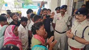 शिक्षिका का अपहरण कर जिंदा जलाने का प्रयास, तीनों आरोपी गिरफ्तार, पीड़िता को न्याय दिलाने थाने पहुंचे ग्रामीण, कहा – आरोपियों को दें फांसी की सजा