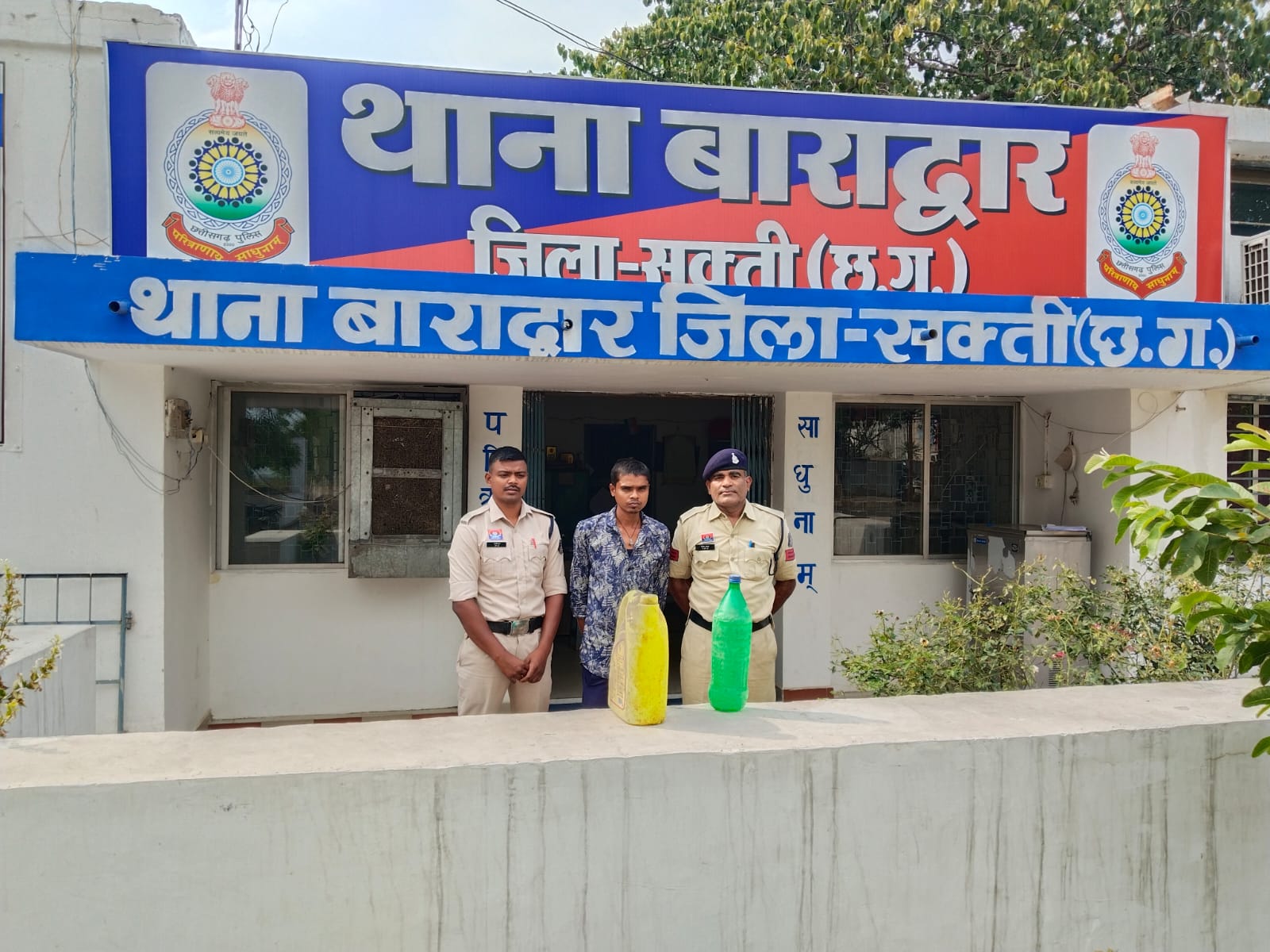 अवैध शराब कोचियो के विरूध्द ताबातोड कार्यवाही कर 28 लीटर कच्ची महुआ शराब के साथ 02 आरोपीयो को गिरफतार कर जेल भेजा गया