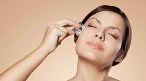 Glowing Skin से लेकर टैन‍िंग कम करने तक, चेहरे पर Ice Massage करने से मि‍लते हैं 5 बड़े फायदे