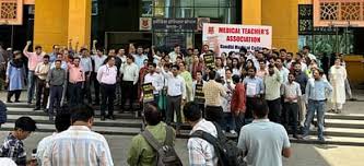 DME की नियुक्ति पर नेता प्रतिपक्ष ने उठाए सवाल, कहा- विवादित अफसरों को ही क्यों सौंपी जाती है इतनी बड़ी जिम्मेदारी?