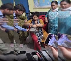 महिला लेखपाल के हाथ धुले पर नहीं उतरा रिश्वत रंग