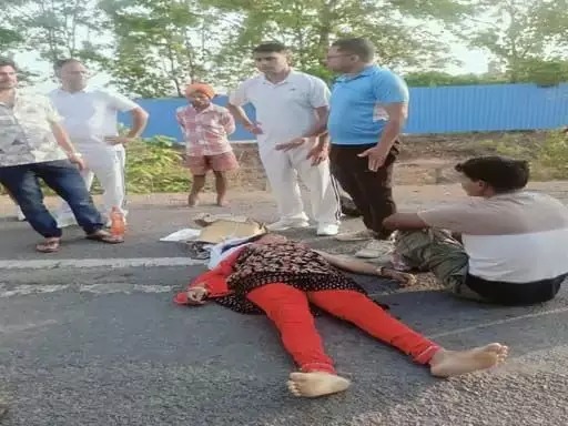 बुलेट को तेज रफ्तार बस ने लिया चपेट, महिला टीचर की मौत