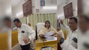 CG में किसान ने सरकारी दफ्तर में किया सुसाइड का प्रयास, बेटे ने बनाया वीडियो; इस वजह से था परेशान