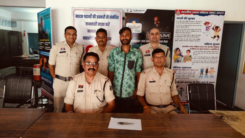 सार्वजनिक जगह पर बटनदार चाकू को लहराते हुए, लोगो को भयाक्रांत करने वाले युवक को पुलिस ने किया गिरफ्तार