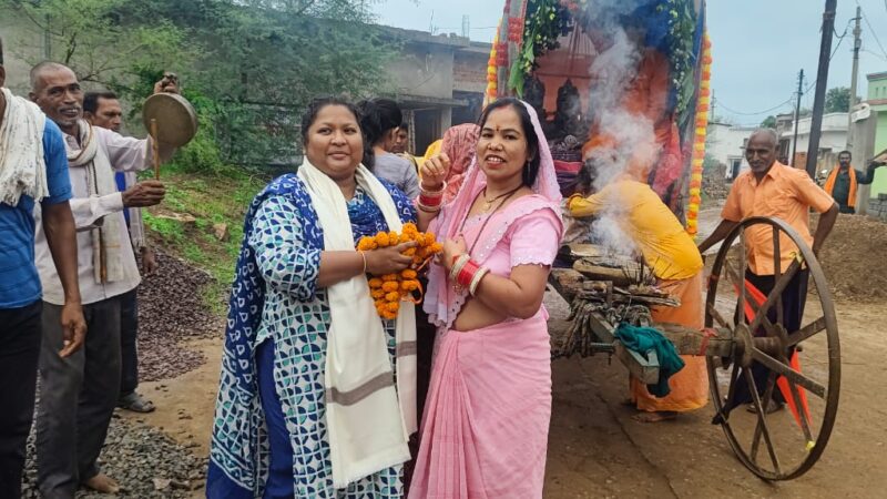 भगवान जगन्नाथ की रथयात्रा कोटेतरा में कर्मा नृत्य के साथ धूमधाम से निकली