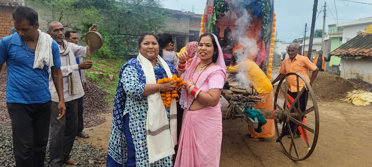 भगवान जगन्नाथ की रथयात्रा कोटेतरा में कर्मा नृत्य के साथ धूमधाम से निकली