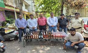 रायपुर में आबकारी का छापा: कई बड़े ब्रांड्स की शराब एमपी से लाकर बेचने का आरोपी गिरफ्तार