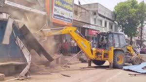 अवैध अतिक्रमण के खिलाफ बुलडोजर एक्शन जारी, हटाए गए 500 से अधिक ठेले और 30 दुकानों के शेड